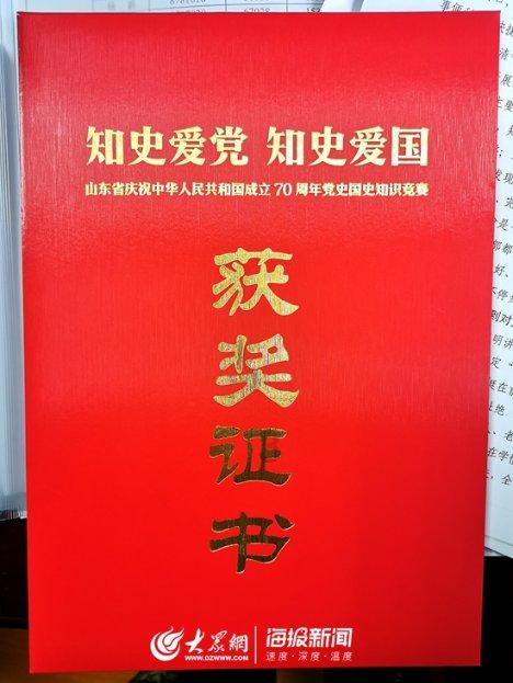 主人躺在被窝看恐怖片,总感觉周围有双眼睛盯着自己,一伸出头~